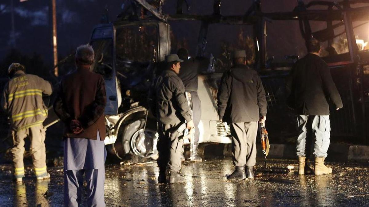 Atentado suicida en Afganistán contra el equipo de una cadena televisión con siete muertos