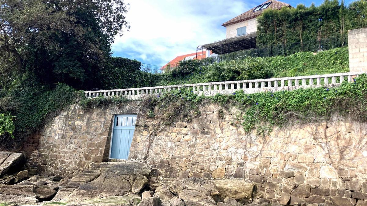 Terreno que Costas quiere recuperar para uso público y que sirve de acceso directo a la playa del chalet de Eva Cárdenas en Moaña.