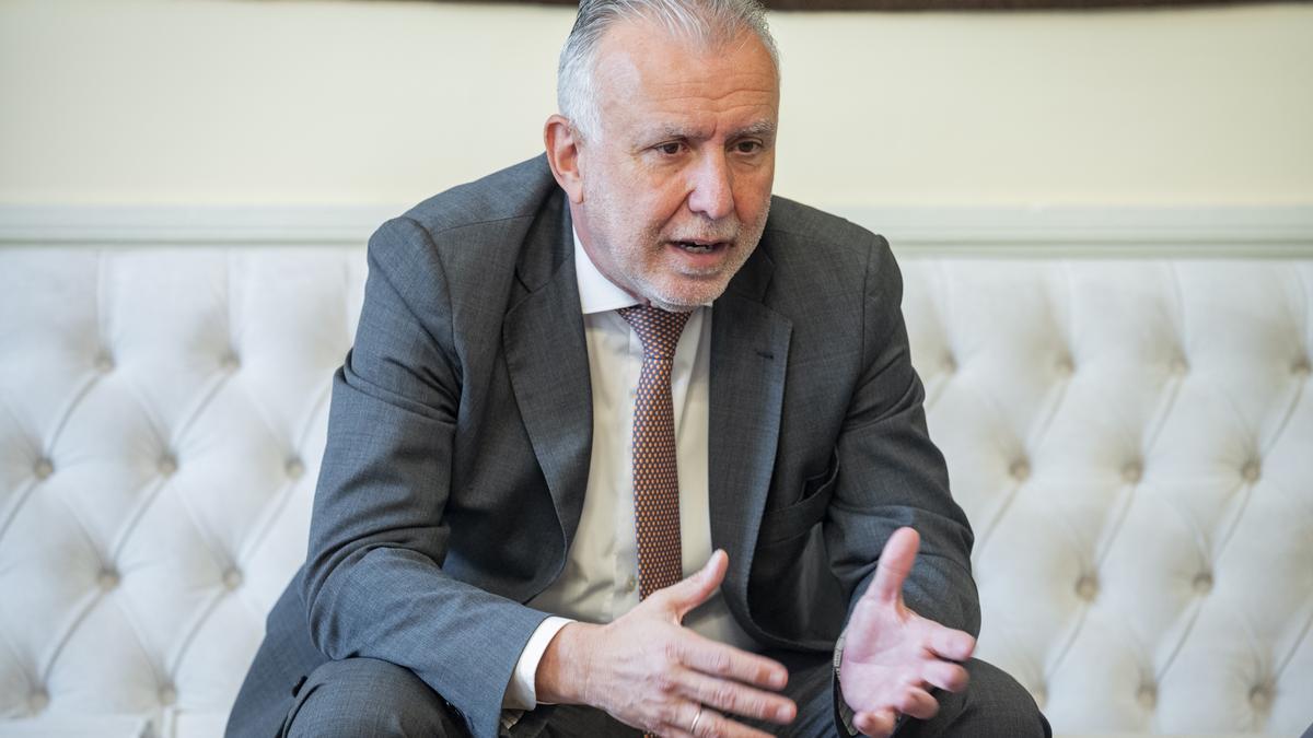 El ministro de Política Territorial y Memoria Democrática, Ángel Víctor Torres, durante la entrevista.