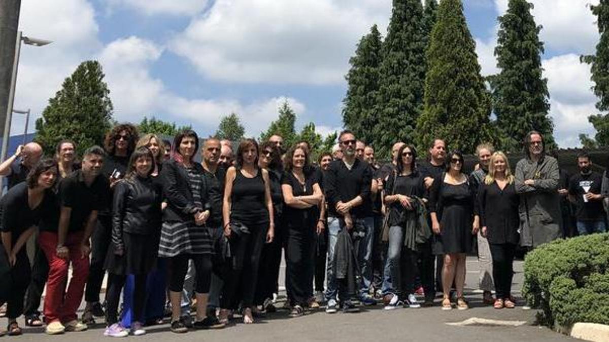 Trabajadores de la radio y la televisión de Galicia protestan vestidos de negro este viernes en la sede de la corporación.
