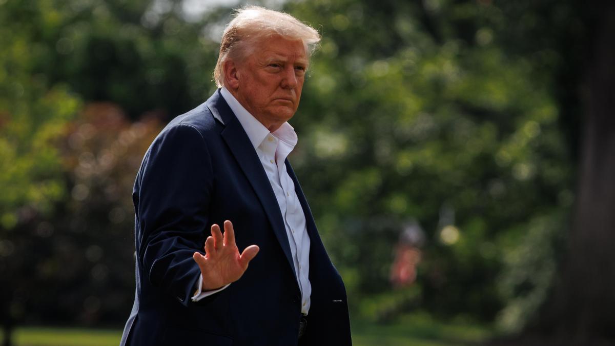 El presidente estadounidense, Donald Trump, saluda mientras camina hacia el Marine One por el Jardín Sur de la Casa Blanca en Washington, D.C.