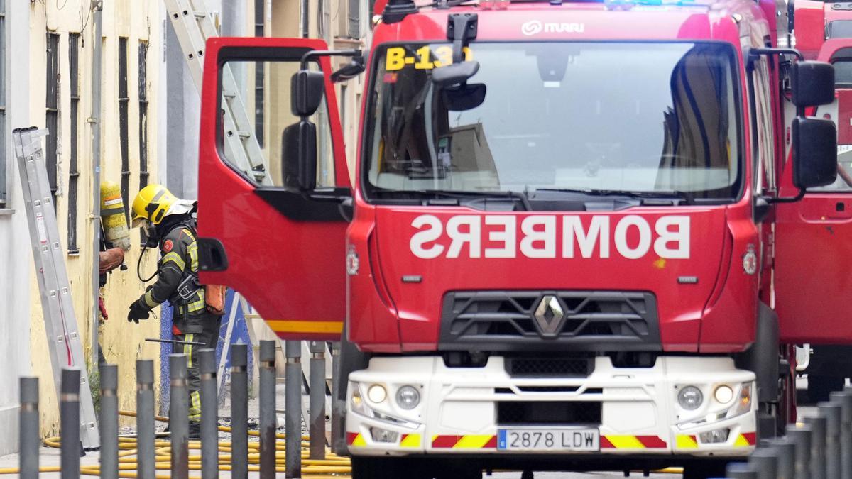 La explosión de una bombona de butano ha provocado un incendio en un bloque de pisos de la calle Venero de Barcelona.