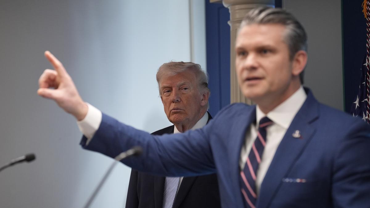 El presidente de Estados Unidos, Donald Trump y el secretario de Defensa, Pete Hegseth, en la Casa Blanca.
