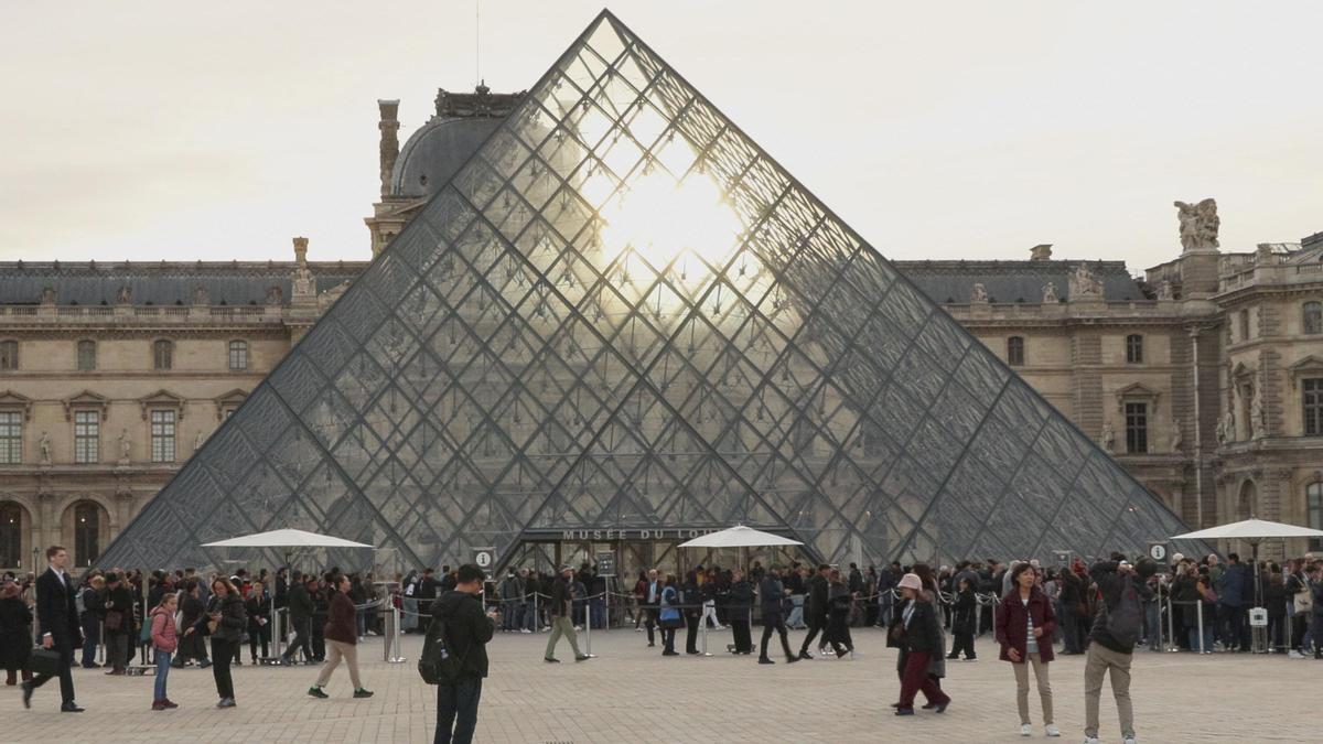 El museo del Louvre de París reabre sus puertas tras el robo de joyas.