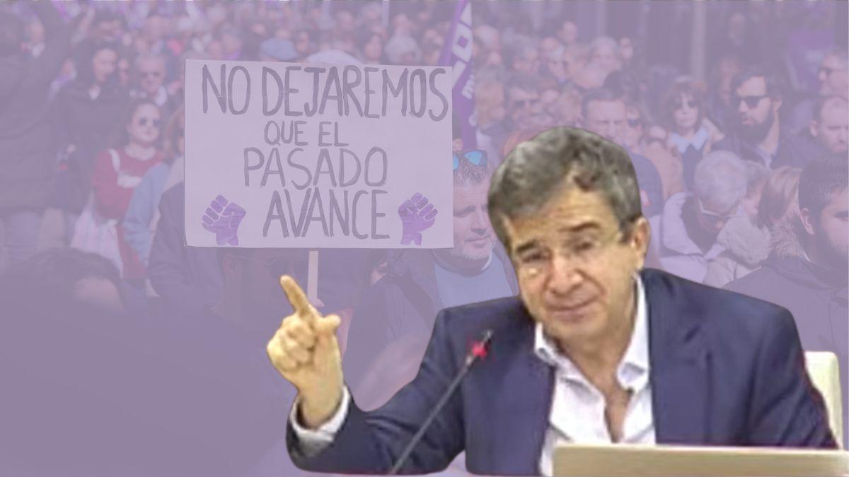 El juez David Maman Benchimol, con una imagen de una manifestación feminista al fondo.
