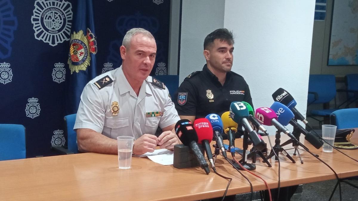 José Luís Santafé cuando era jefe superior de Policía Nacional en Baleares, y el jefe de Homicidios, Ángel Ruiz.