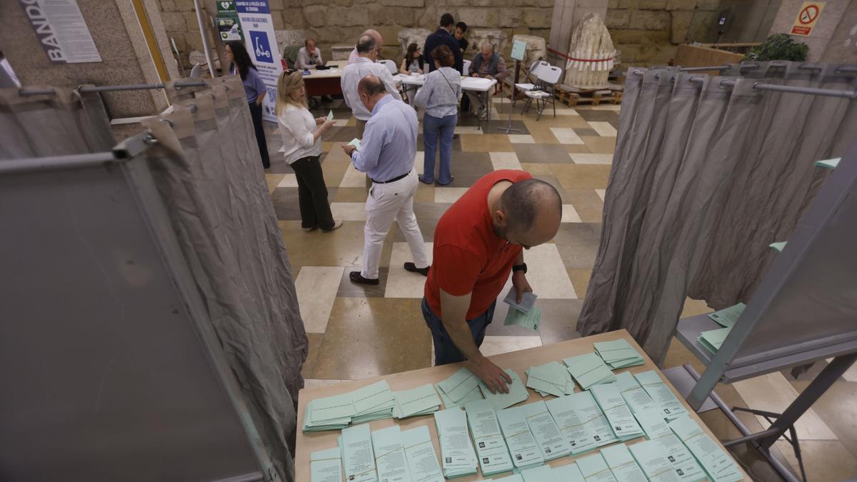 Un ciudadano escoge una papeleta en un colegio electoral en Córdoba, este domingo 17 de mayo.