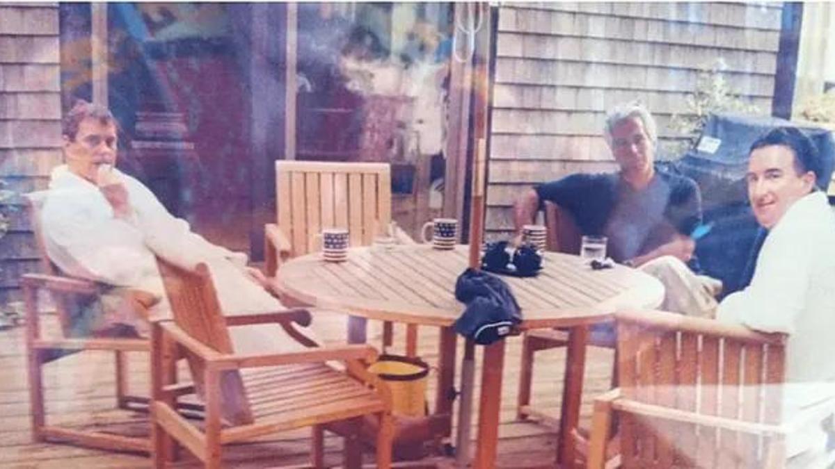 El ex príncipe Andrés y Mandelson junto a Jeffrey Epstein.