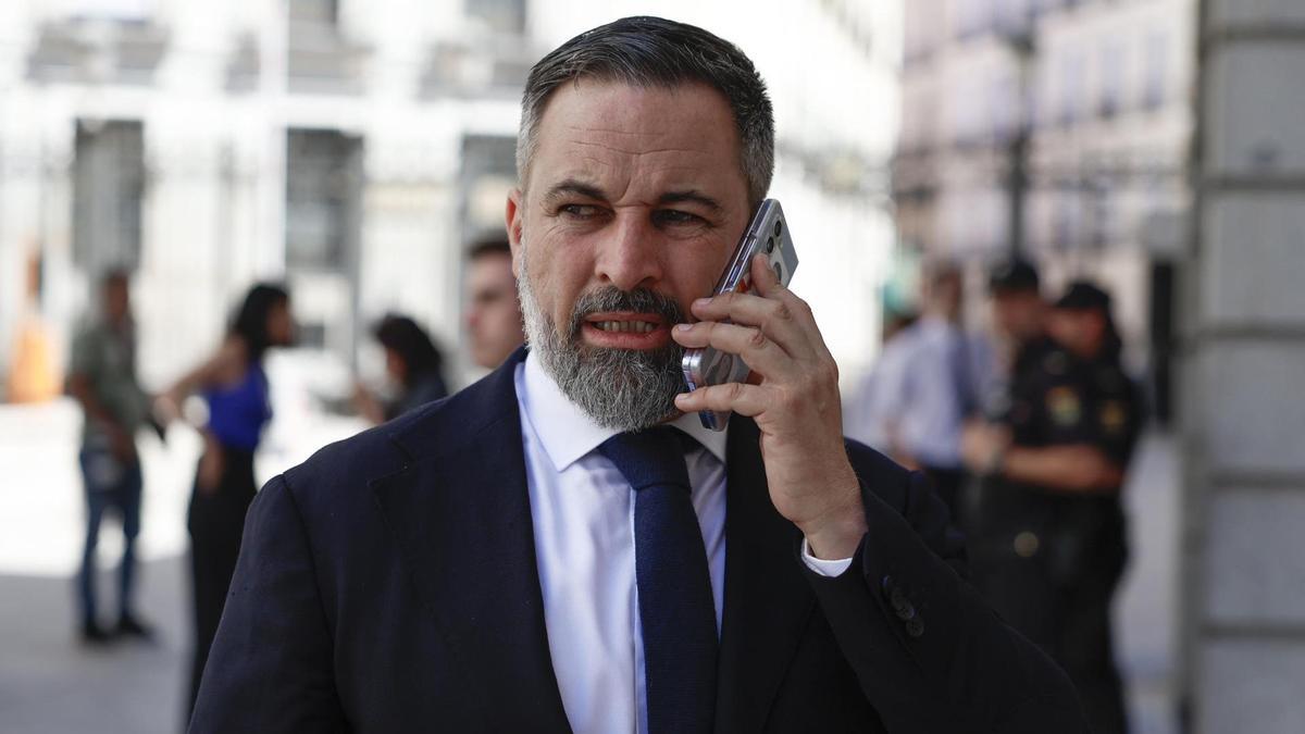 El líder de Vox, Santiago Abascal habla por teléfono tras el Pleno en el Congreso celebrado este martes.