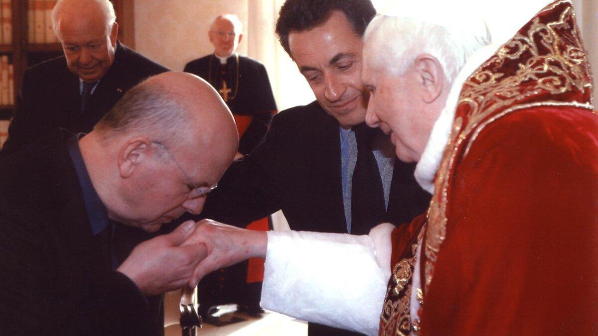 Patrick Buisson, Nicolas Sarkozy y el papa Benedicto XVI en el Vaticano el 20 de diciembre de 2007.