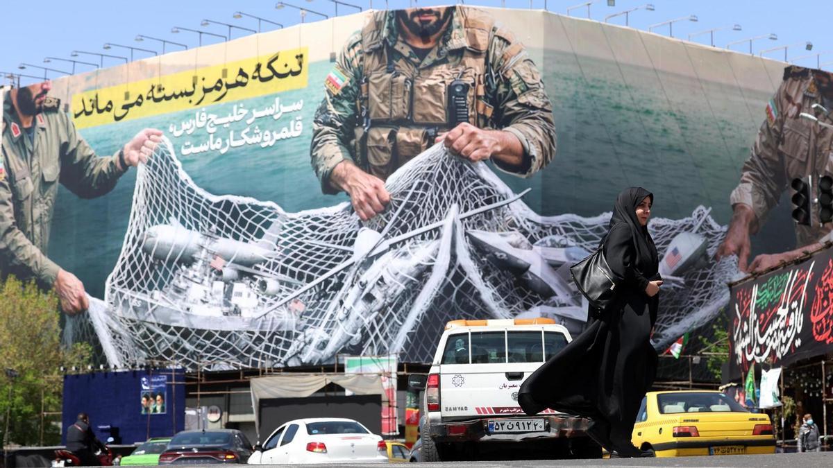 Cartel con el mensaje "El estrecho de Ormuz permanecerá cerrado", en la plaza Enghelb de Teherán.