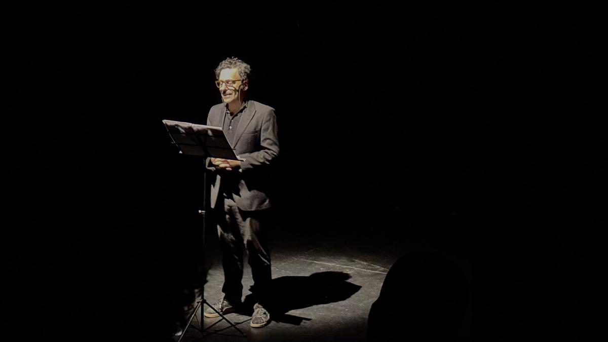 Darío Adanti lee chistes