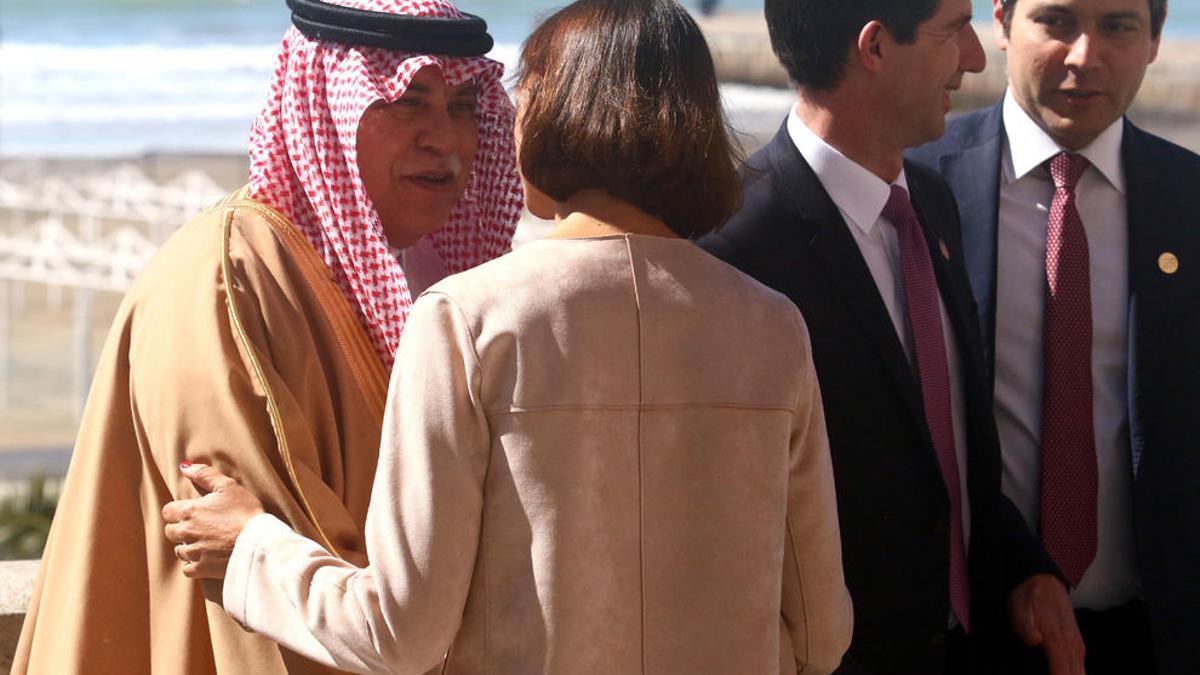 Reyes Maroto , ministra de Industria, Comercio y Turismo de España, conversa con el ministro de Comercio e Inversión de Arabia Saudí, Majib Bin Abdullah Al Qasabi.