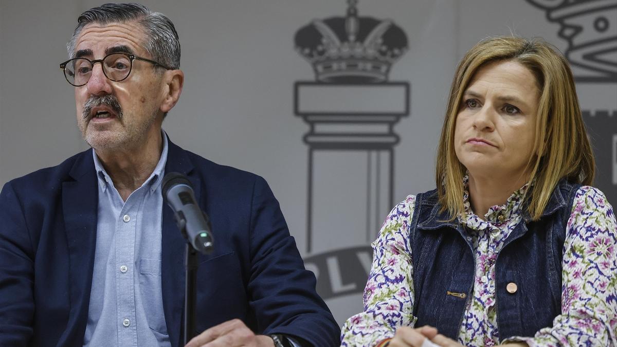 La delegada del Gobierno en la Comunitat Valenciana, Pilar Bernabé, acompañada por el comisionado del Gobierno para la reconstrucción, José María Ángel, en mayo.