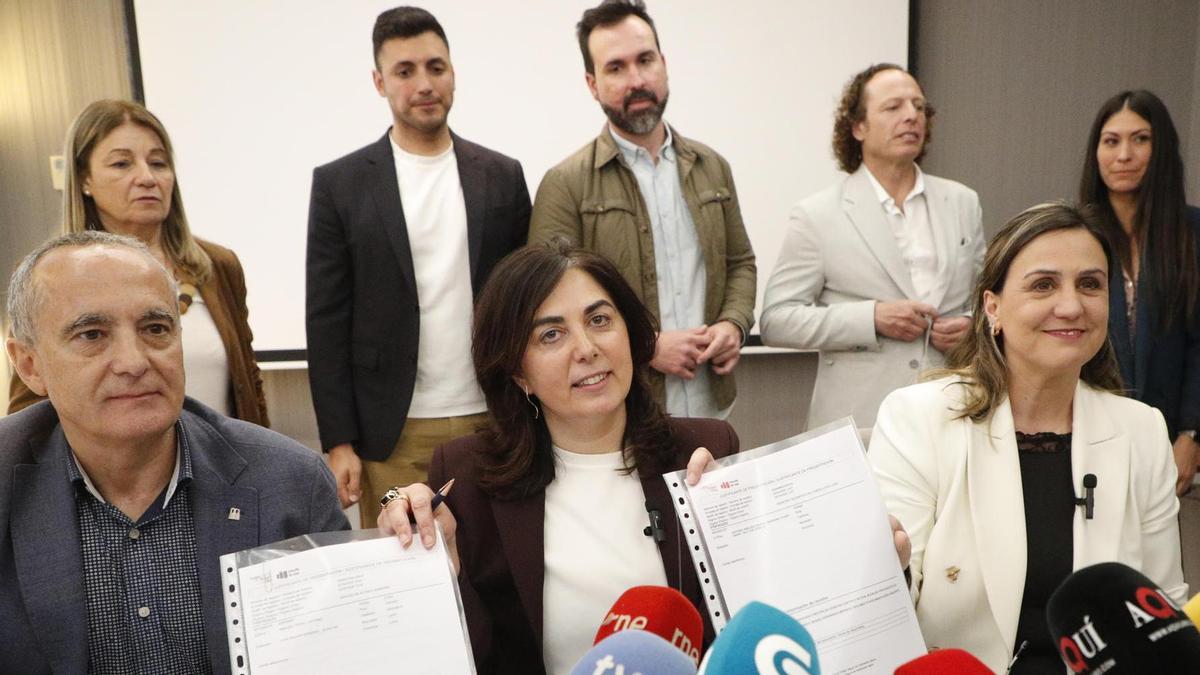 Elena Candia junto a su equipo del PP gallego y María Reigosa, la concejala exsocialista