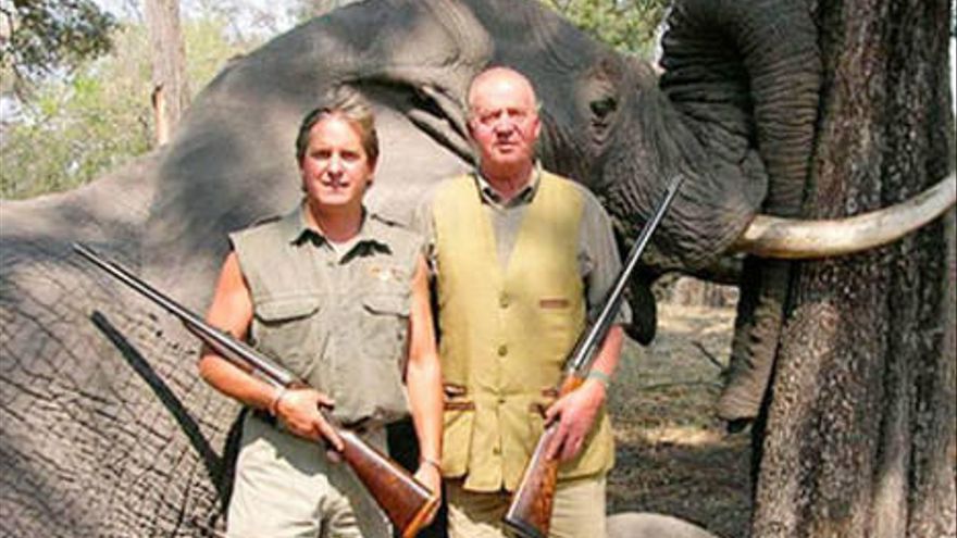 El rey Juan Carlos posa frente a un elefante abatido durante una cacería en el año 2007.