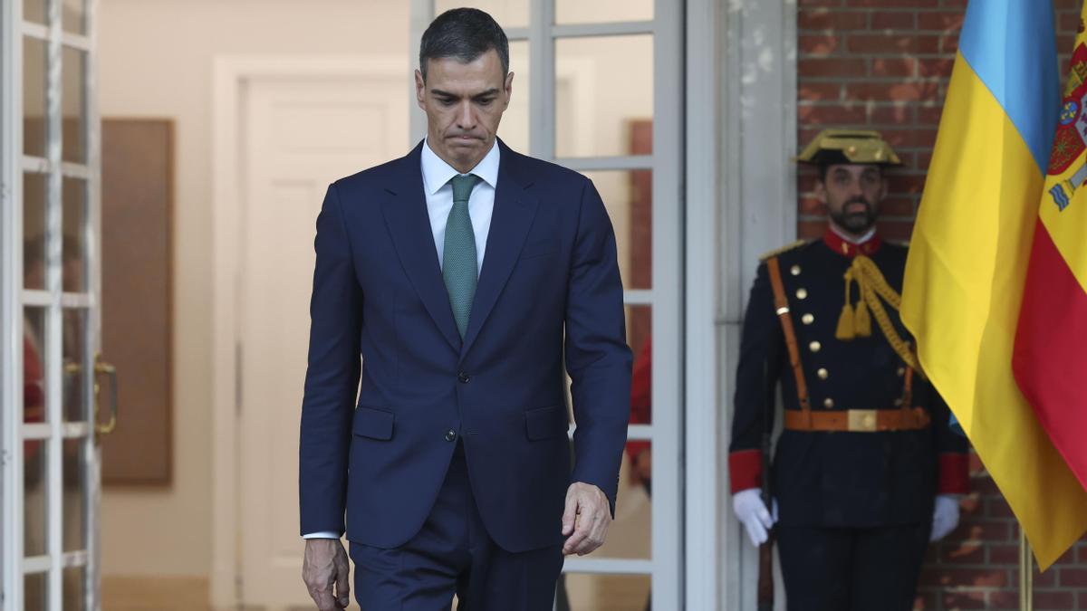 El presidente del Gobierno, Pedro Sánchez, sale a recibir al presidente ucraniano, Volodímir Zelenski.