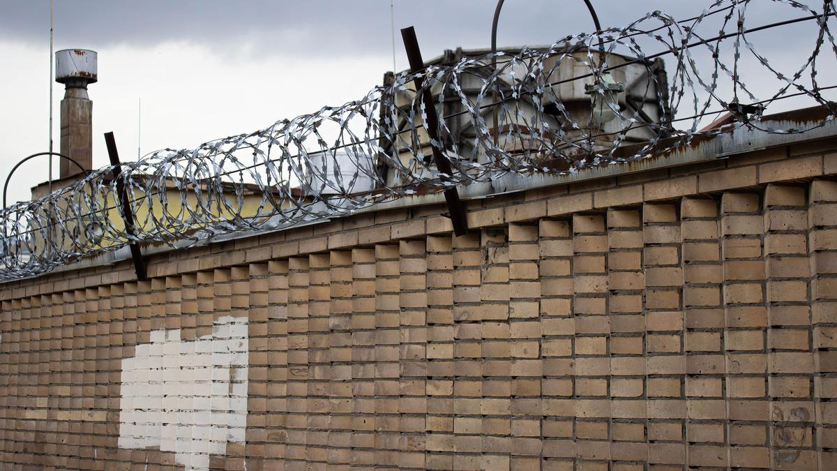 Cuatro presos excarcelados por error en Inglaterra continúan en libertad, según la BBC