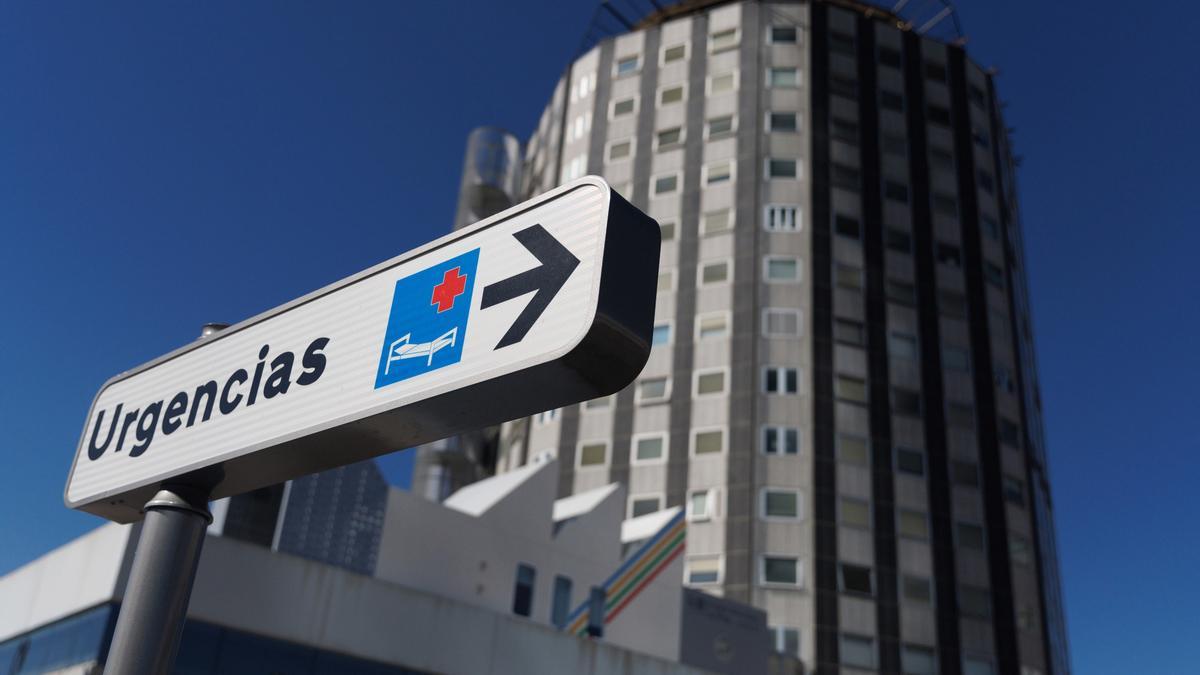 Señalización de Urgencias en el Hospital Universitario La Paz, a 25 de septiembre de 2023, en Madrid (España). El Hospital Universitario de La Paz, adscrito a la Universidad Autónoma de Madrid (UAM), revalida su calificación de mejor hospital de España y