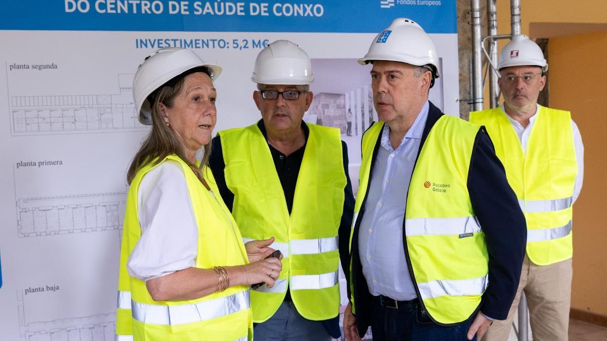 El conselleiro de Sanidad, Antonio Gómez Caamaño, visita las obras en el centro de salud de Conxo.