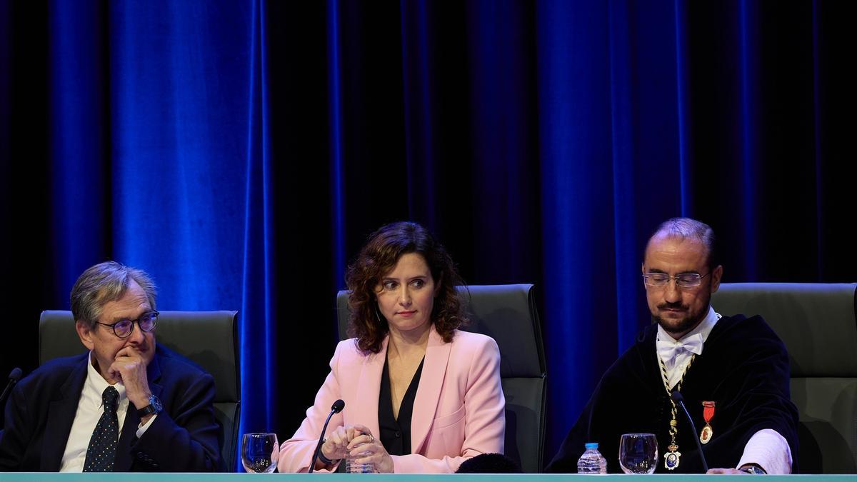 El director de La Razón, Francisco Marhuenda; la presidenta de la Comunidad de Madrid, Isabel Díaz Ayuso, y el rector de la Universidad Carlos III de Madrid, Ángel Arias, durante el solemne acto de apertura del curso académico 2024/25 de las universidades madrileñas