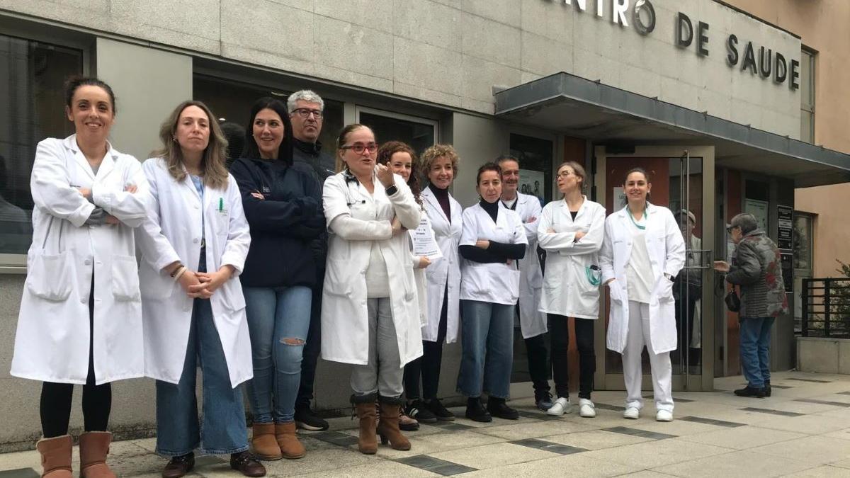 Personal sanitario frente a un centro de salud en Monforte (Lugo) por la huelga en la atención primaria.
