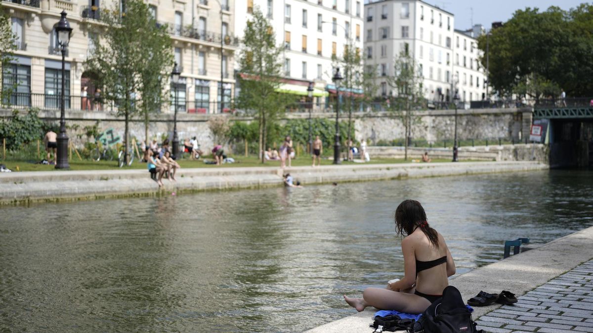 Parisinos se refrescan a orillas del Sena en París el 23 de junio, cuando Francia vivió la madrugada más calurosa desde que empezaron los registros a nivel nacional en 1947, con una mínima de 21,6 grados de media.