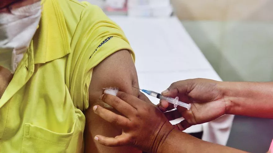 Un sanitario recibe la vacuna contra el covid-19 en India.