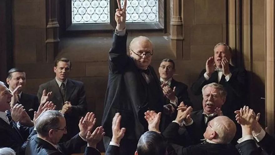 Gary Oldman como Winston Churchill en 'El instante más oscuro'.