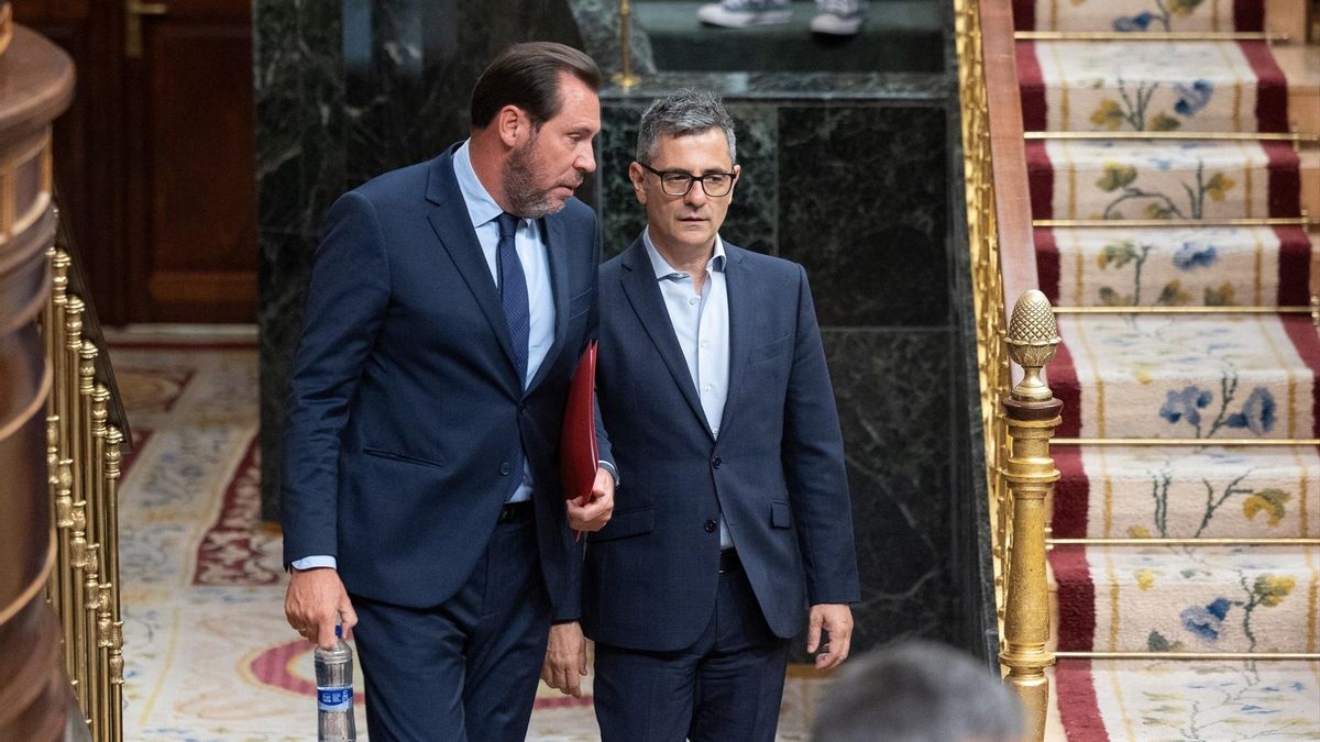 Los ministros Óscar Puente (i) y Félix Bolaños (d), durante la celebración de una sesión extraordinaria del Pleno del Congreso de los Diputados, a 23 de julio de 2026, en Madrid (España).