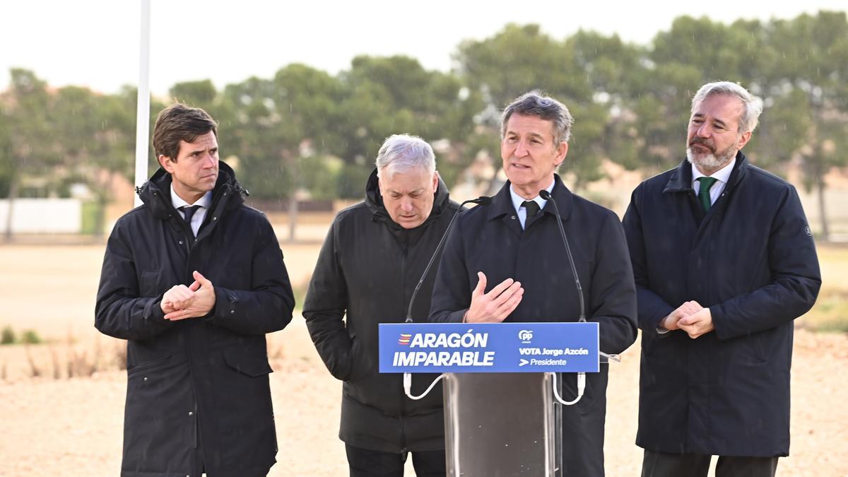 El presidente del PP, Alberto Núñez Feijóo, y el candidato del PP a la reelección a la Presidencia del Gobierno de Aragón, Jorge Azcón