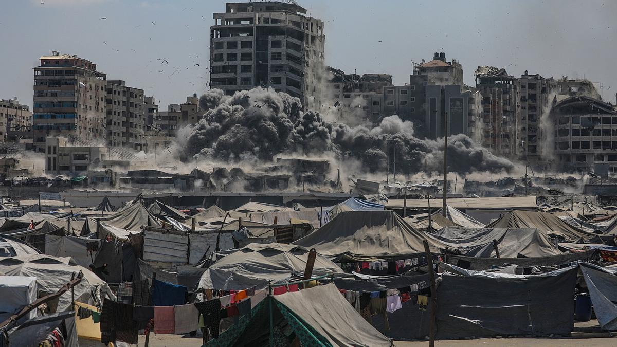 El humo se eleva en la Torre Harmony tras un ataque aéreo israelí en el oeste de la ciudad de Gaza.