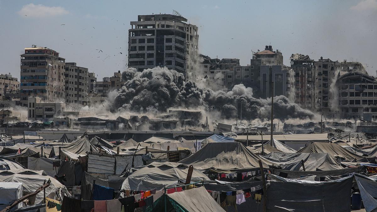 El humo se eleva en la Torre Harmony tras un ataque aéreo israelí en el oeste de la ciudad de Gaza.