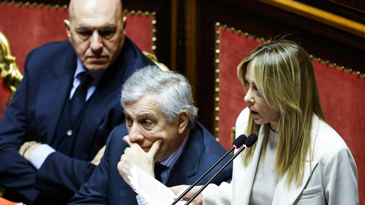 La primera ministra italiana, Giorgia Meloni, habla en el hemiciclo del Senado en Roma, Italia.