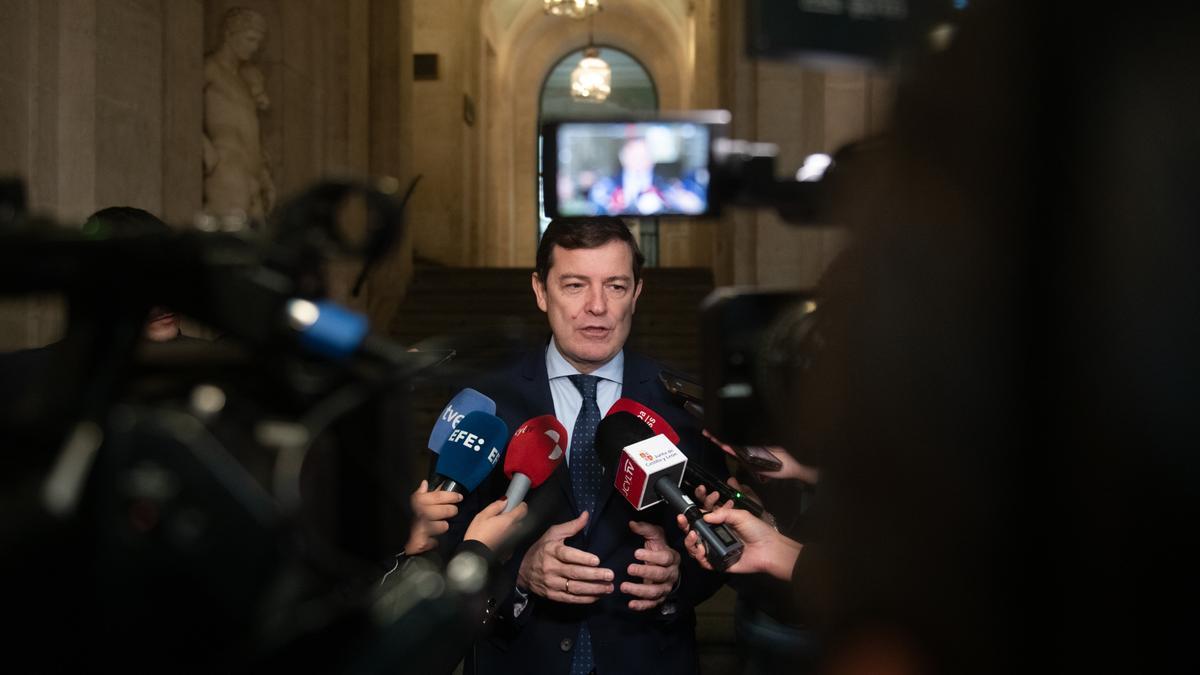 El presidente de la Junta de Castilla y León, Alfonso Fernández Mañueco, ofrece declaraciones a la prensa.