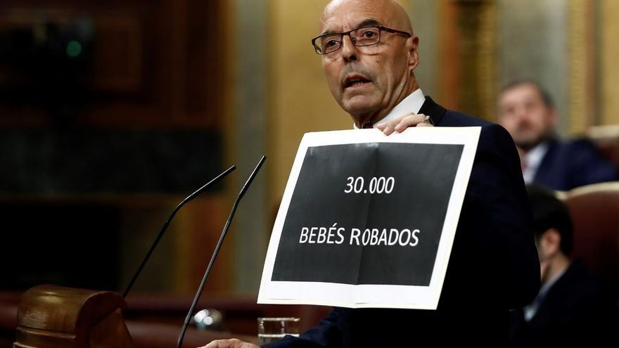 El diputado del PSOE Antonio Hurtado interviene en el pleno del Congreso de los Diputados celebrado este martes en Madrid.