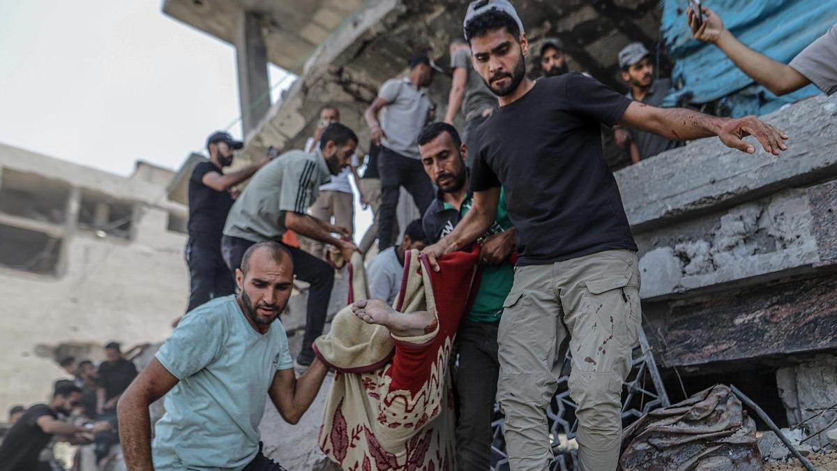 Decenas de palestinos tras bombardeos del Ejercito israelí.