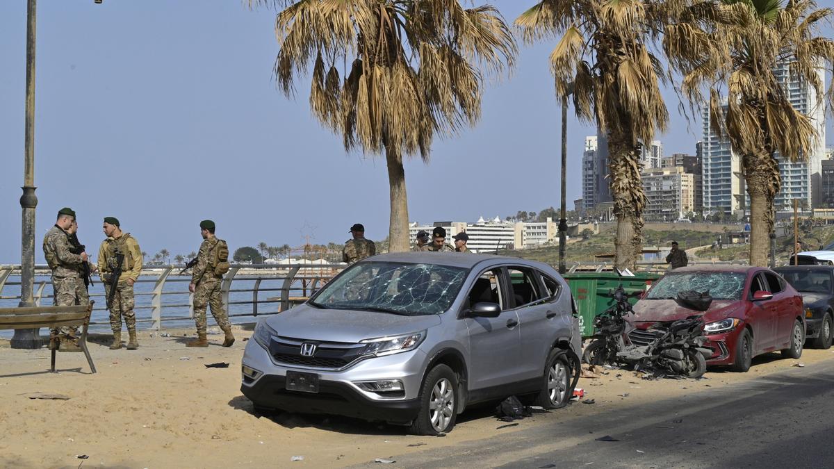 Soldados del ejército libanés permanecen cerca de vehículos dañados en el lugar de un ataque con drones israelíes en la playa pública de Ramlet Al Bayda, en Beirut, Líbano.