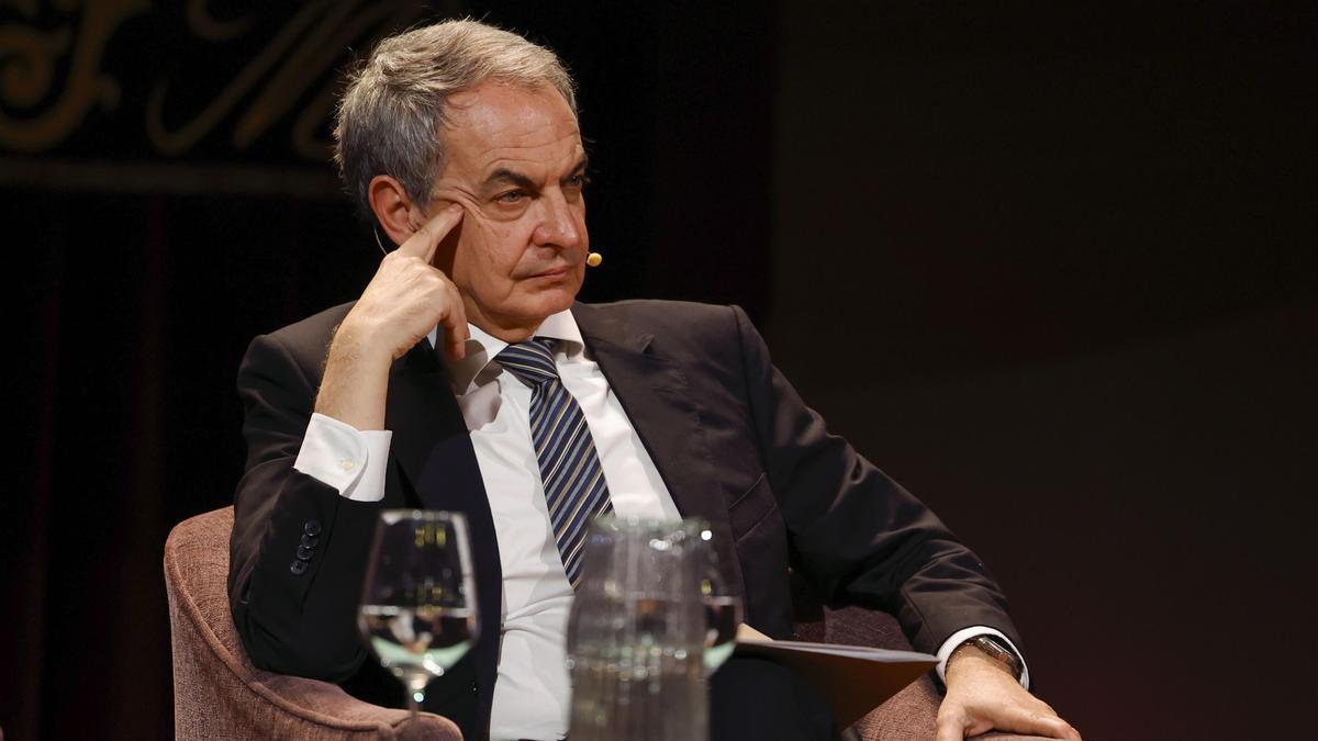 El expresidente José Luis Rodríguez Zapatero participa en la presentación del libro 'Las huellas de la Transición'
