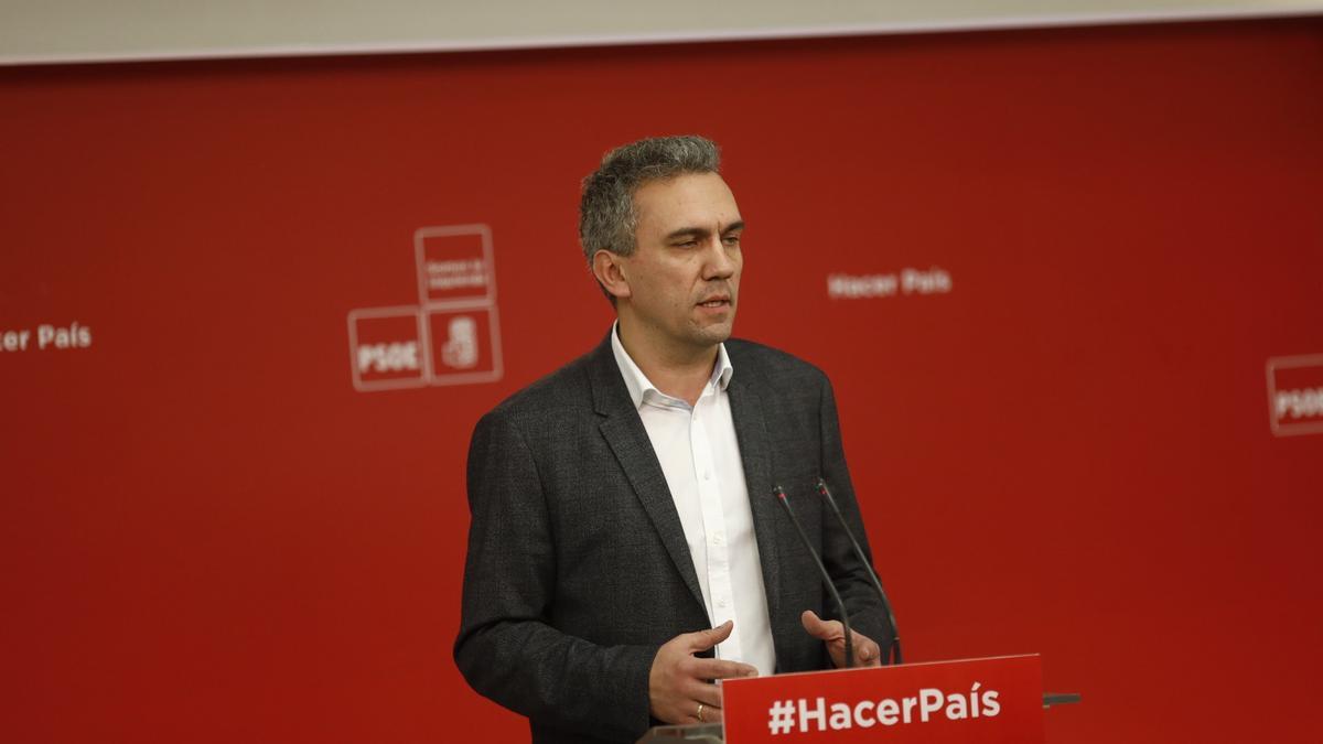 Javier Izquierdo, da una rueda de prensa en la sede del partido