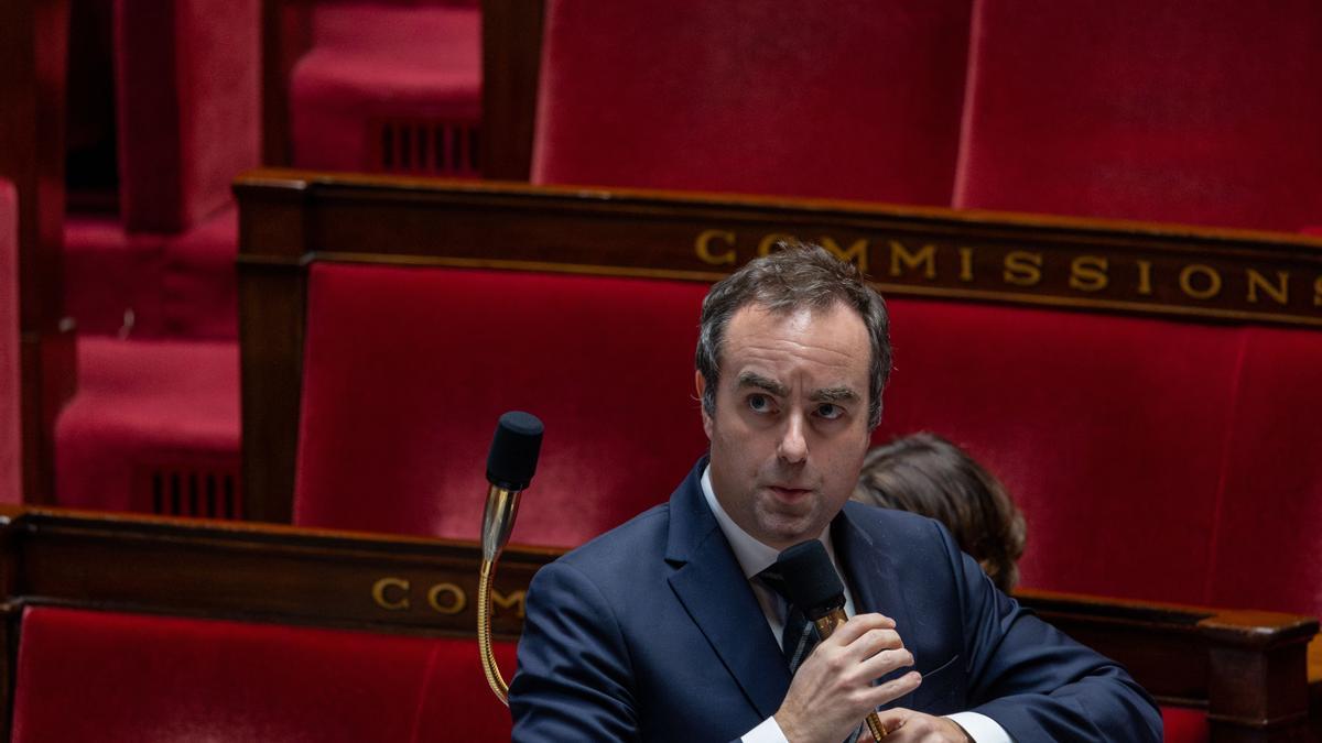 El primer ministro francés, Sébastien Lecornu, habla en la Asamblea Nacional.