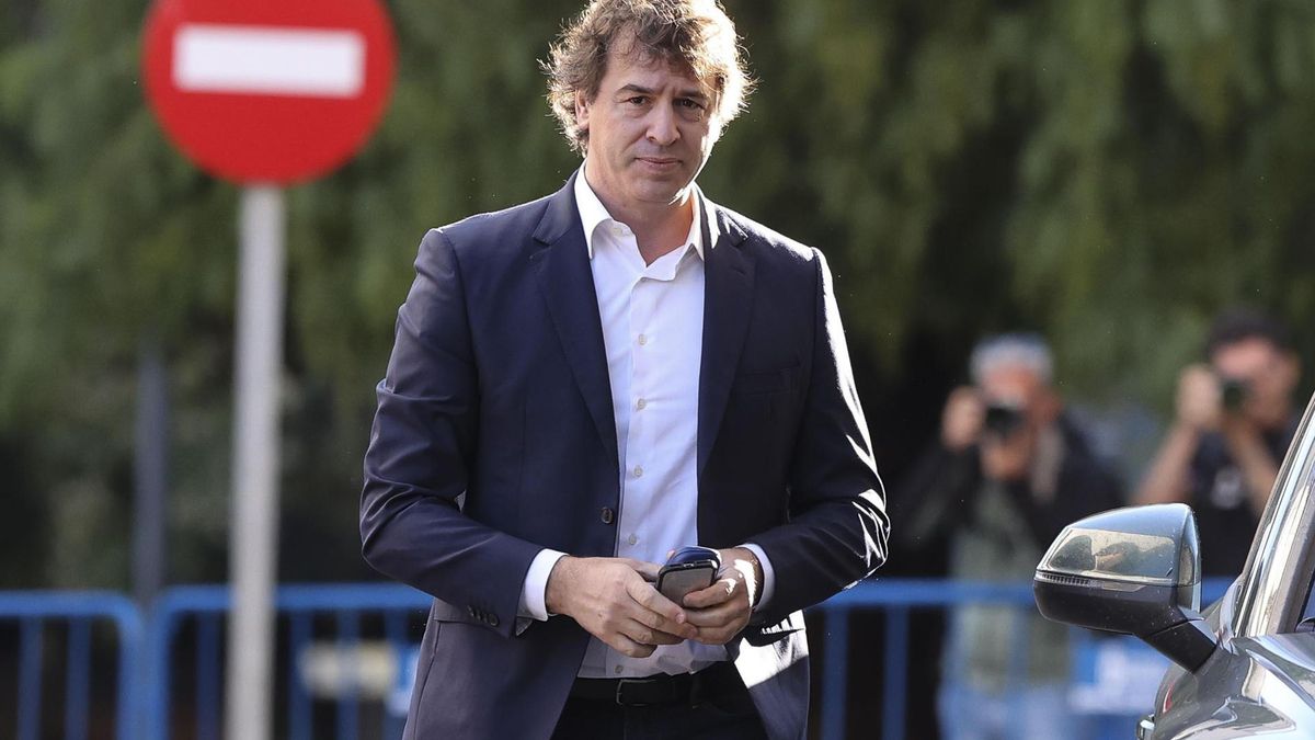 La Audiencia de Badajoz ha condenado a David Sánchez, hermano del presidente del Gobierno, a nueve años de inhabilitación para empleo público como autor por cooperación necesaria de un delito de prevaricación administrativa. En la imagen de archivo, David Sánchez, a su llegada a la última sesión del juicio por su contratación en la Diputación de Badajoz el pasado 9 de junio.