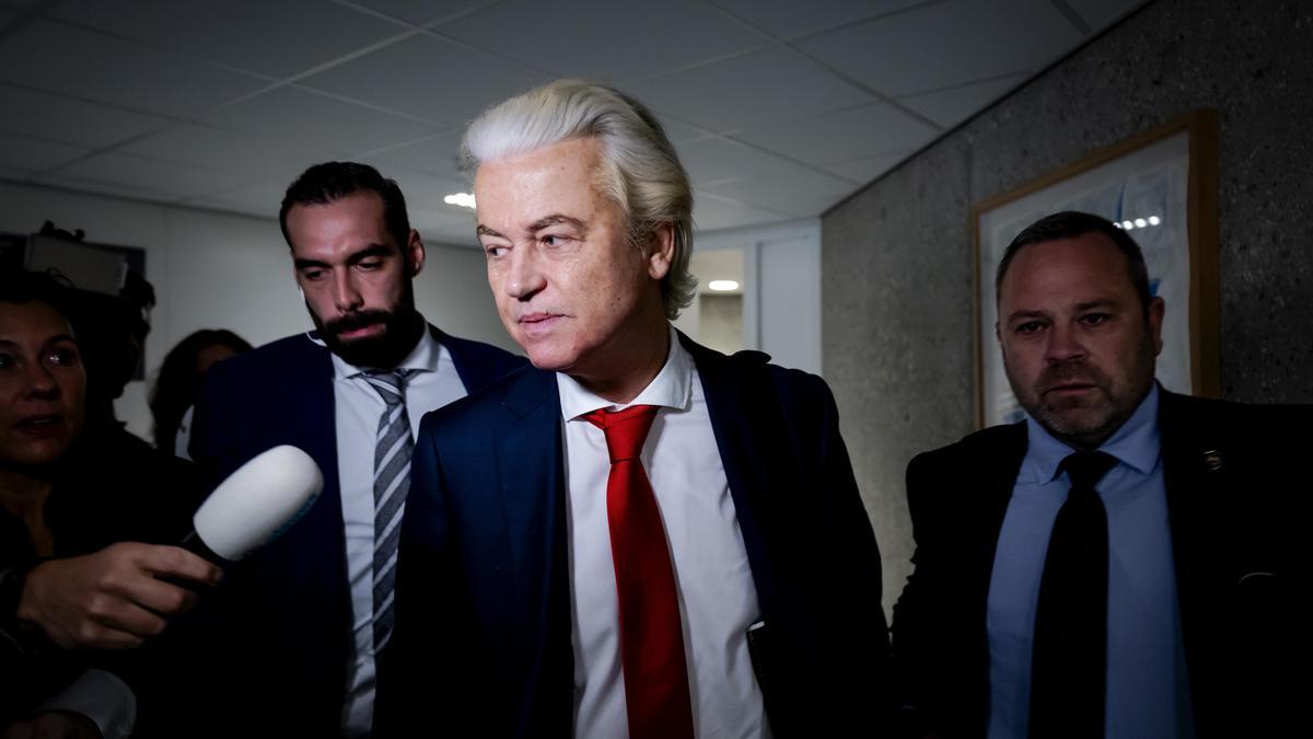 Geert Wilders llega a las conversaciones semanales de coalición en la Cámara Baja.