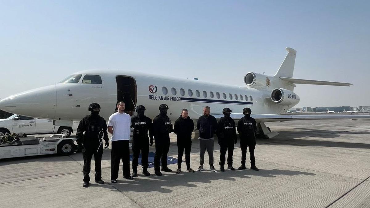 El Ballouti (derecha) y los otros dos capos extraditados, saliendo de Dubái