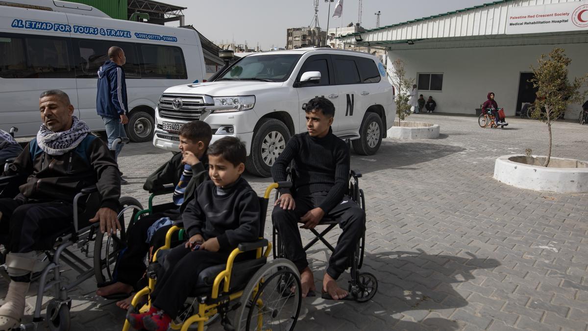 Pacientes palestinos se reúnen en el interior del Hospital de la Media Luna Roja Palestina en Jan Yunis, al sur de la Franja de Gaza, el 2 de febrero de 2026.