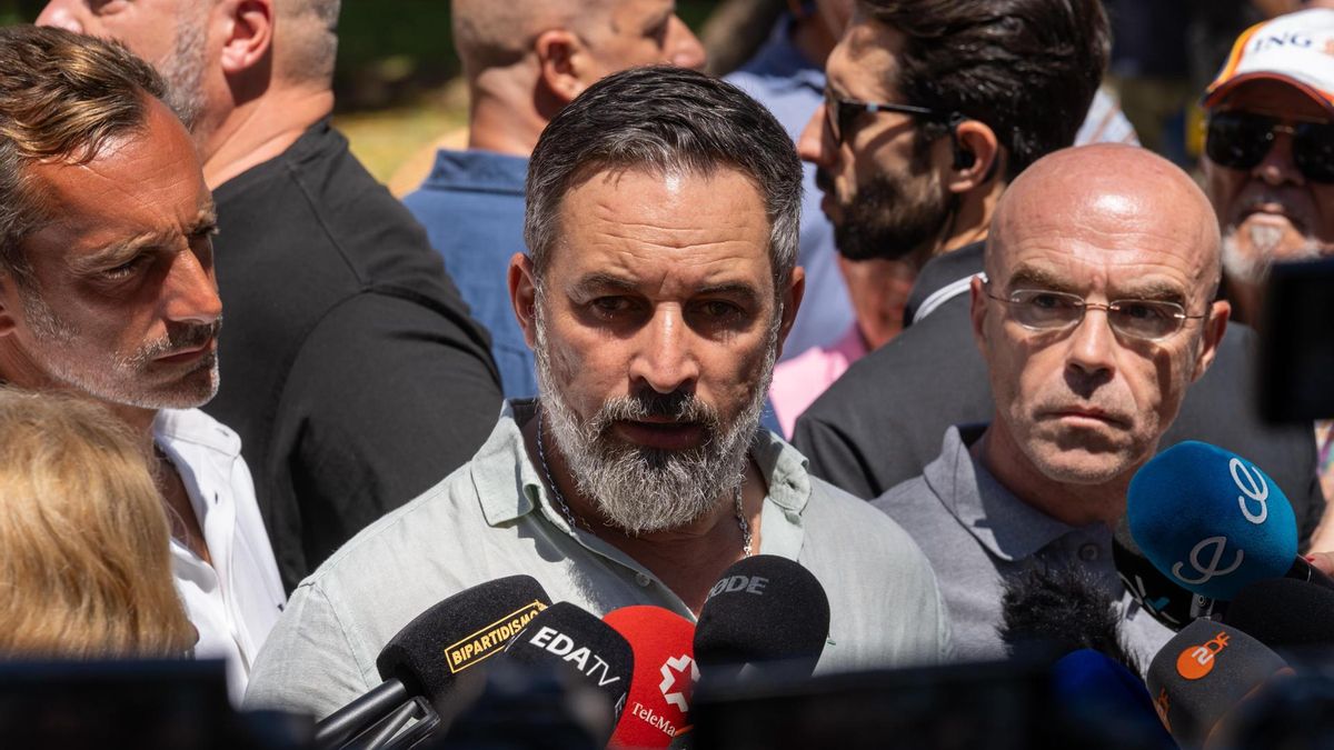 presidente de Vox, Santiago Abascal, atienda a los medios de comunicación en Ceuta