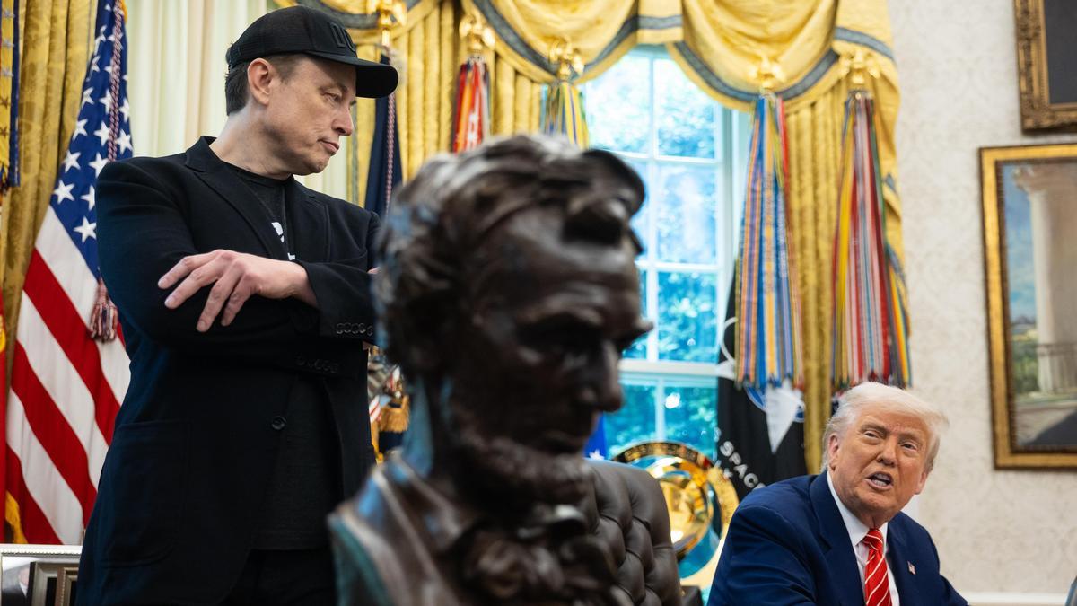 El presidente de Estados Unidos, Donald Trump, y Elon Musk asisten a una conferencia de prensa en la Oficina Oval de la Casa Blanca en Washington.