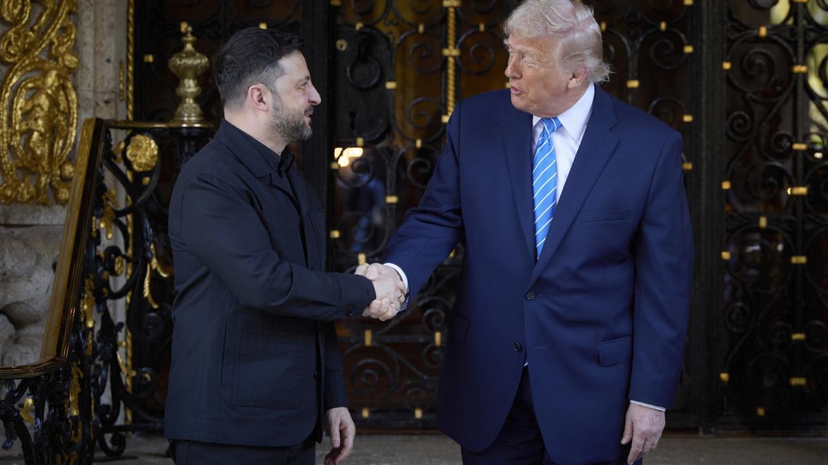 Donald Trump y Volodomir Zelenski se dan la mano al inicio de su encuentro.