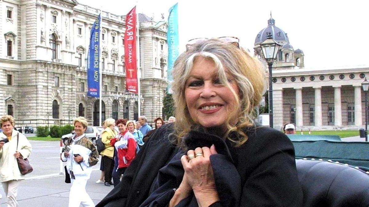 Brigitte Bardot (derecha) y su esposo, el abogado francés Bernard Ormale, posan para los fotógrafos durante su recorrido en carruaje por Viena, Austria, en 2002