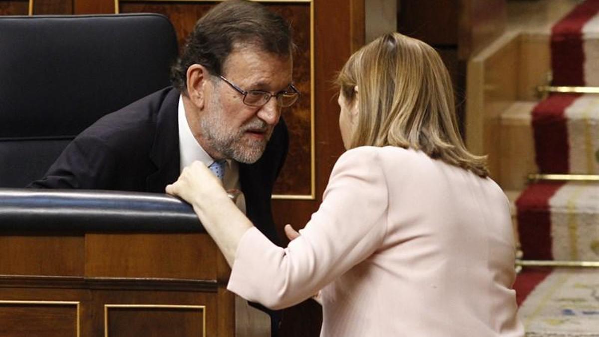 Mariano Rajoy y la presidenta del Congreso, Ana Pastor, hablan en un pleno de la Cámara.